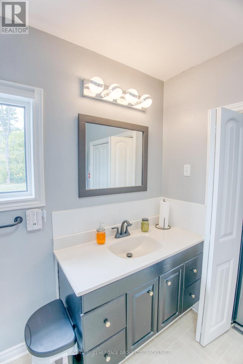 6913 County 2 Road, Loyalist, Ontario  K7R 3K6 - Photo 12 - X12423336