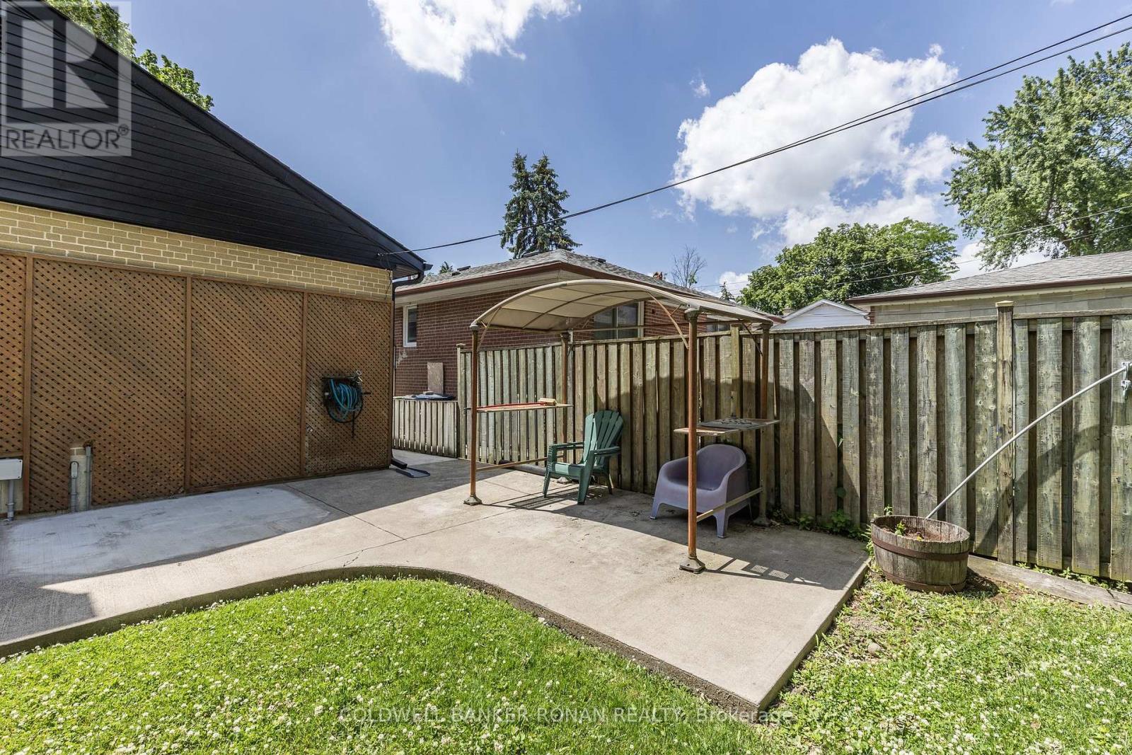 20 Hallow Crescent, Toronto, Ontario  M9W 2V9 - Photo 35 - W12386729