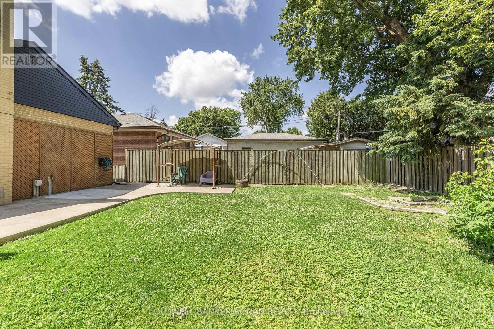 20 Hallow Crescent, Toronto, Ontario  M9W 2V9 - Photo 32 - W12386729