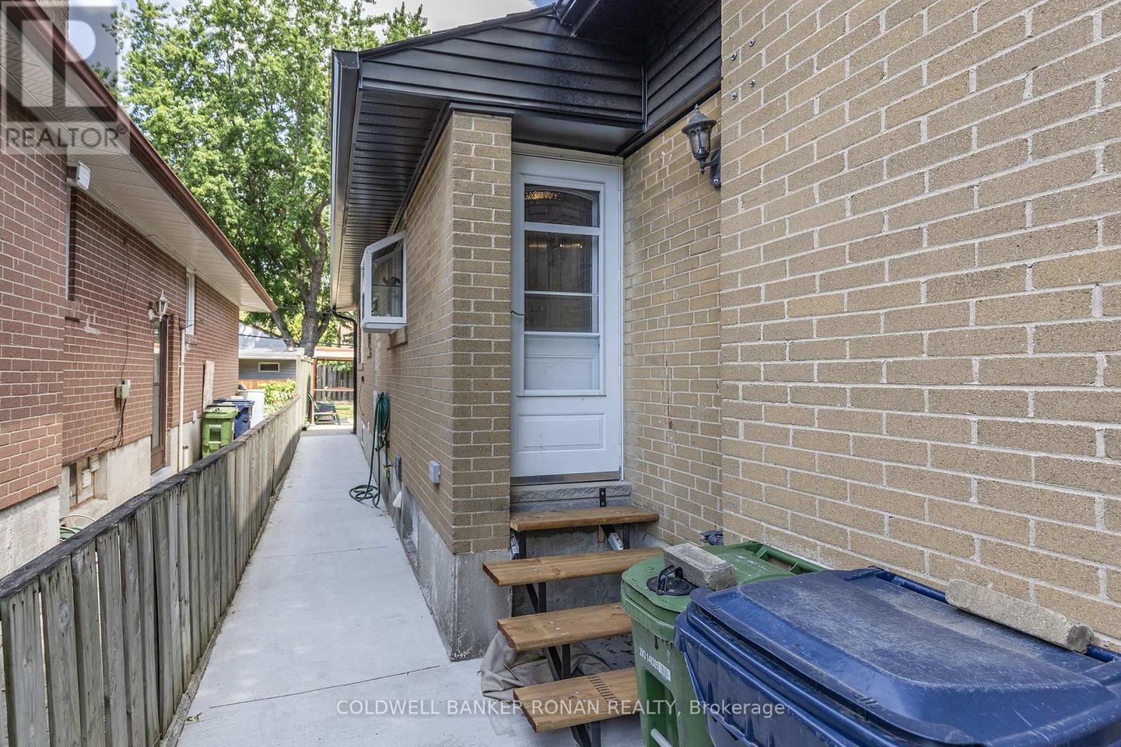 20 Hallow Crescent, Toronto, Ontario  M9W 2V9 - Photo 30 - W12386729