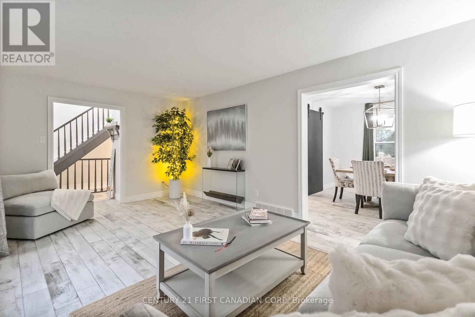 927 Farnham Road, London South, Ontario  N6K 1S2 - Photo 10 - X12423340