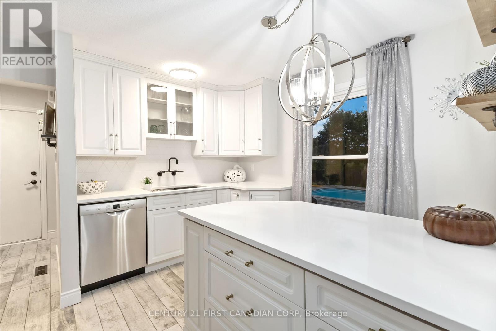 927 Farnham Road, London South, Ontario  N6K 1S2 - Photo 15 - X12423340