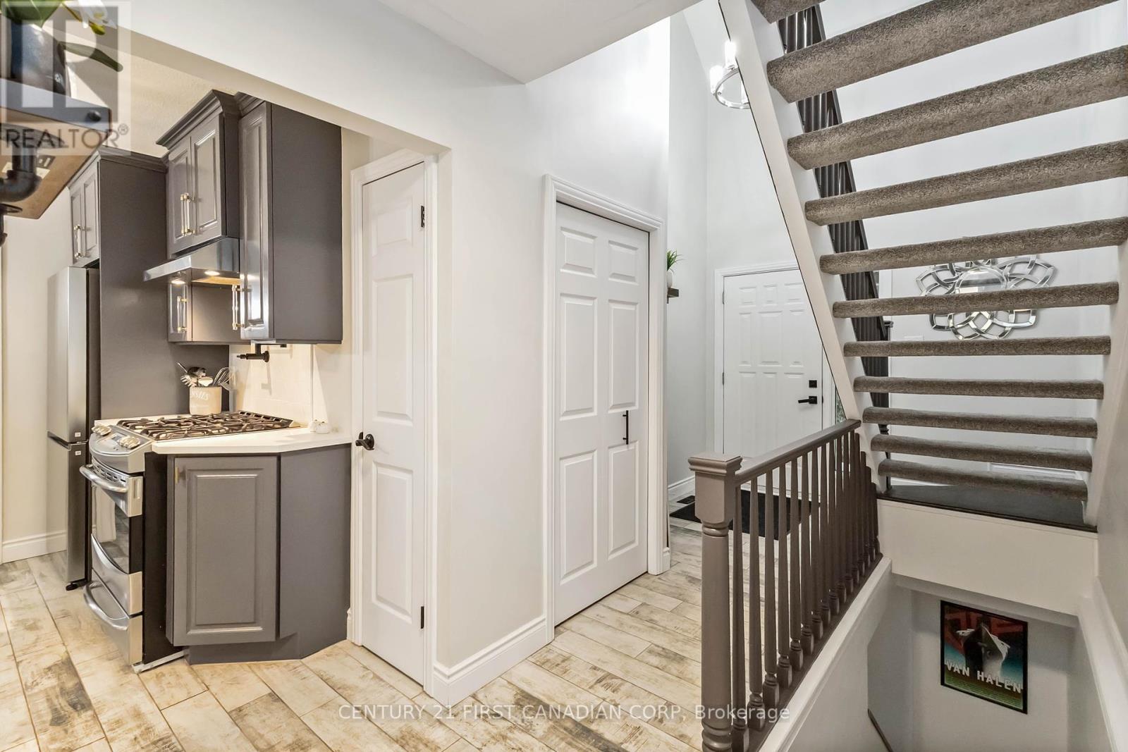 927 Farnham Road, London South, Ontario  N6K 1S2 - Photo 21 - X12423340