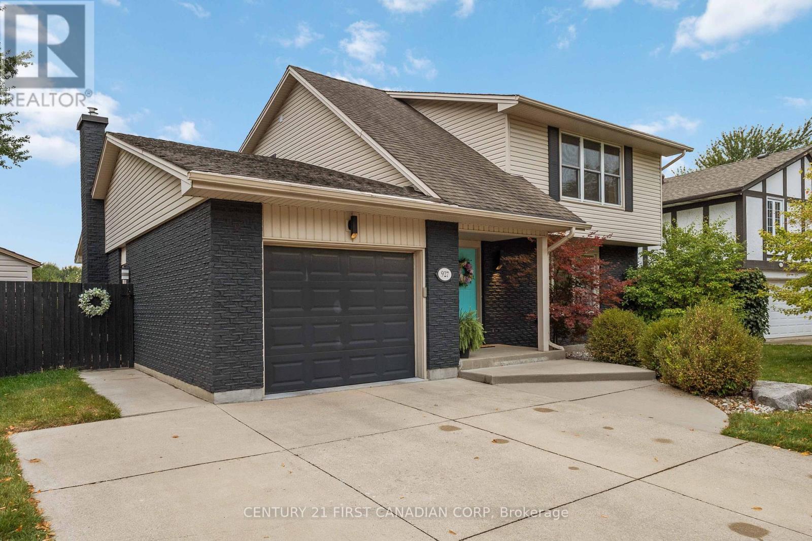 927 Farnham Road, London South, Ontario  N6K 1S2 - Photo 3 - X12423340