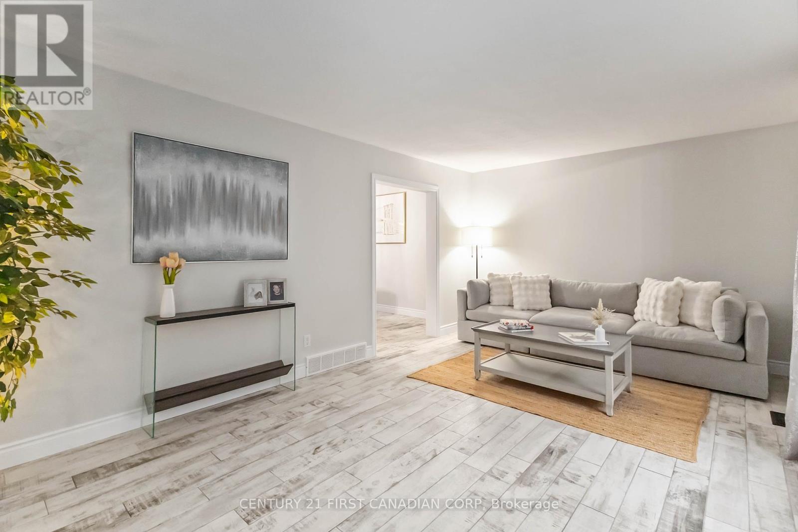 927 Farnham Road, London South, Ontario  N6K 1S2 - Photo 8 - X12423340
