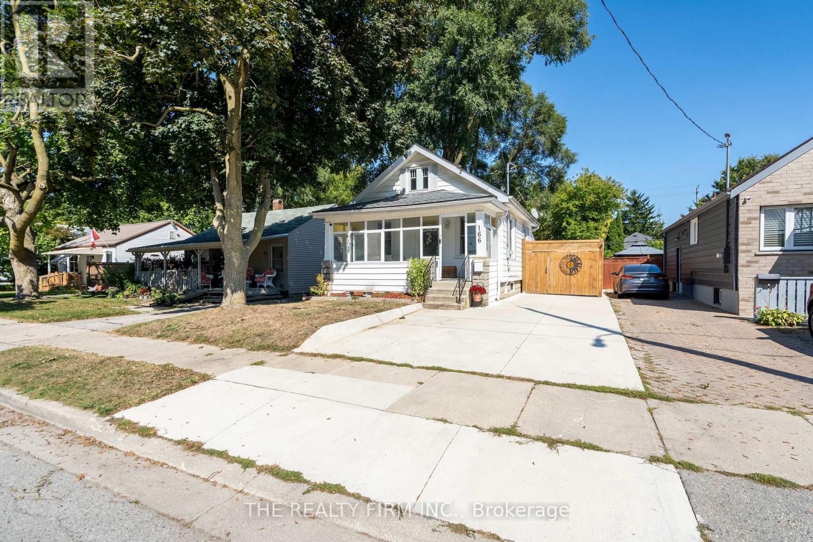 166 Giles Street, London East, Ontario  N5Z 2W1 - Photo 2 - X12423358