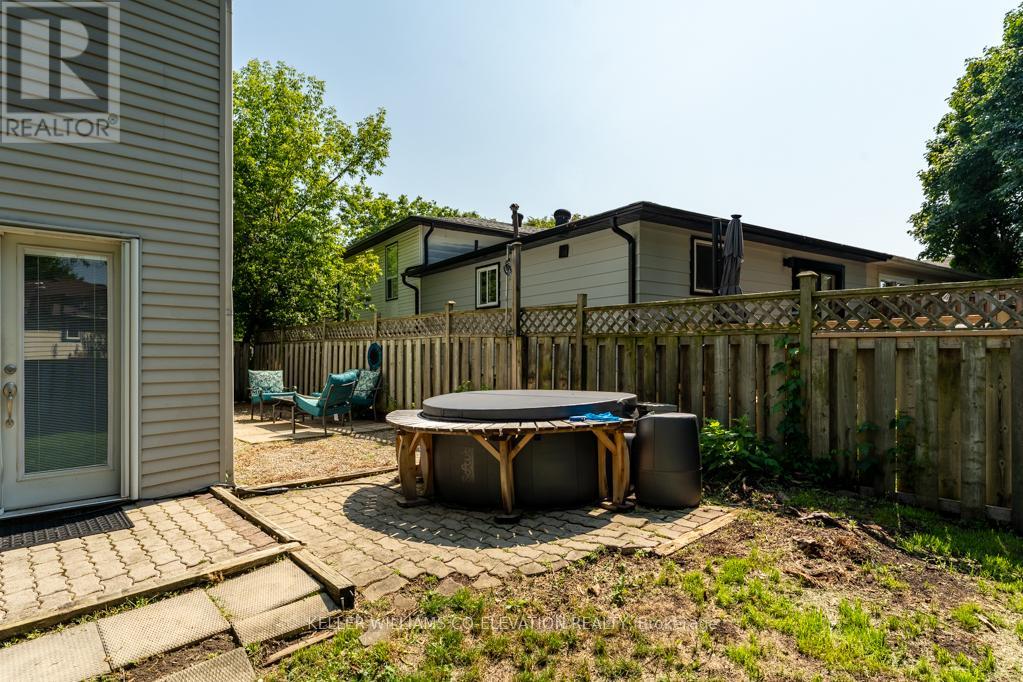 1555 Newlands Crescent, Burlington, Ontario  L7M 1P1 - Photo 35 - W12423200