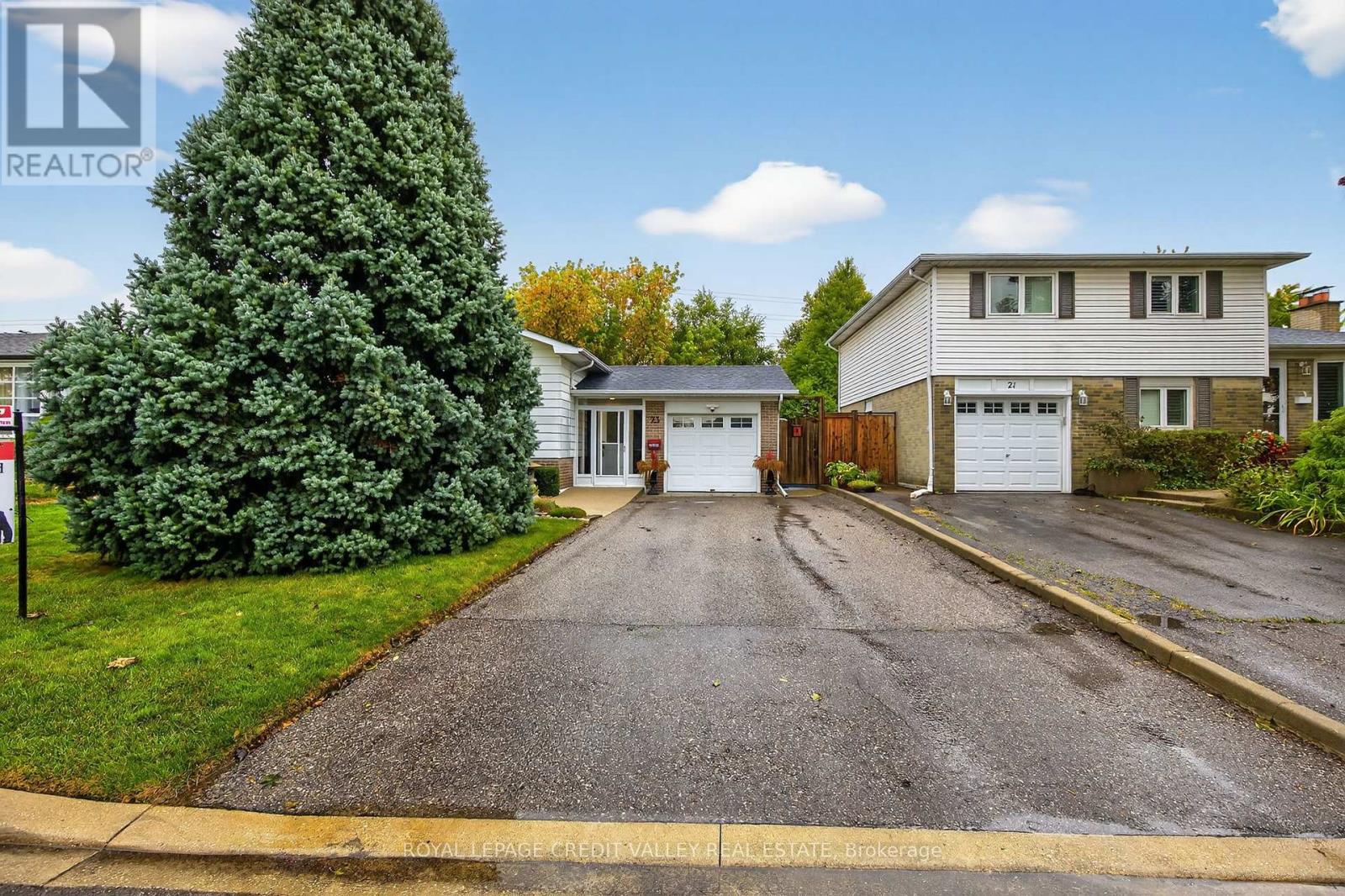 23 Caldwell Crescent, Brampton, Ontario  L6W 1A2 - Photo 2 - W12423209