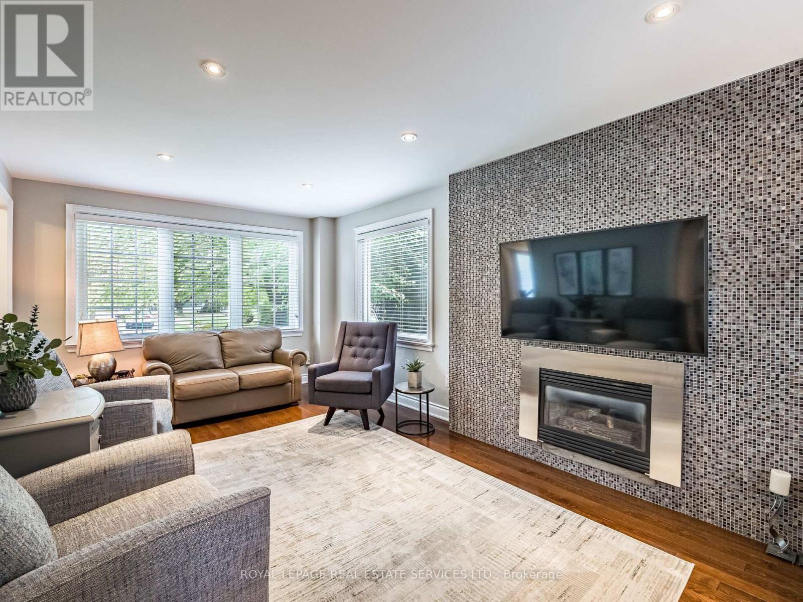 153 Elliott Street, Brampton, Ontario  L6Y 1W7 - Photo 4 - W12423292