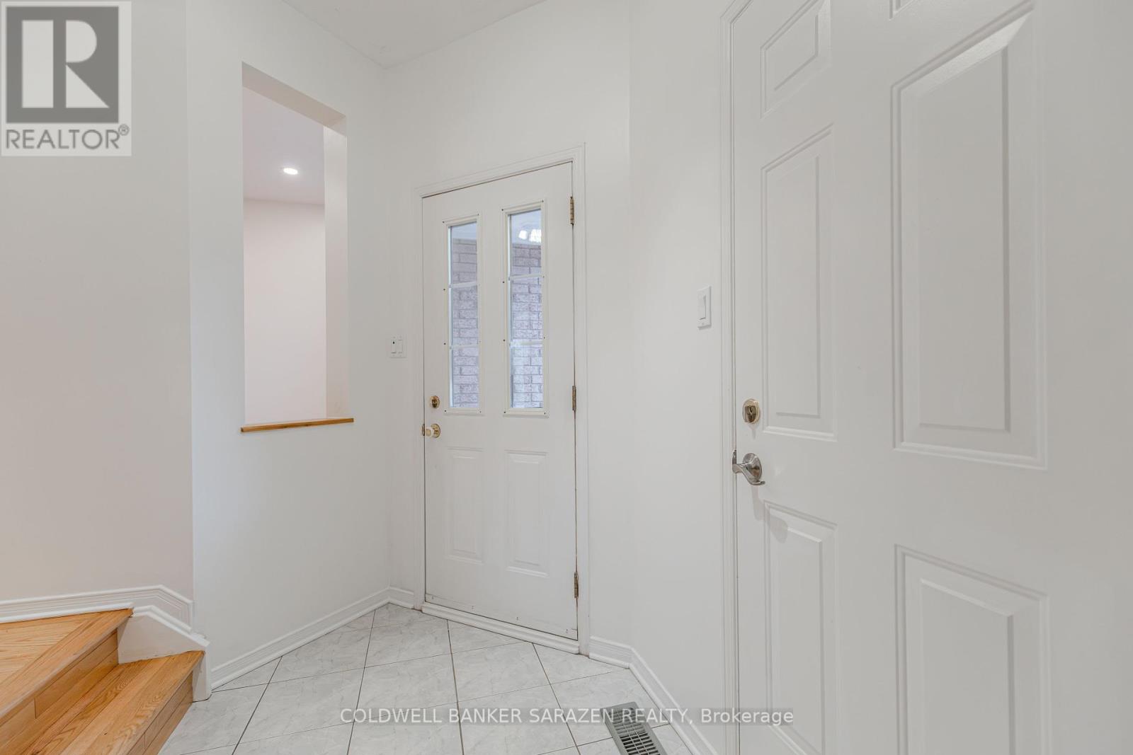 79 Margrave Avenue, Ottawa, Ontario  K1T 3Y1 - Photo 4 - X12423367
