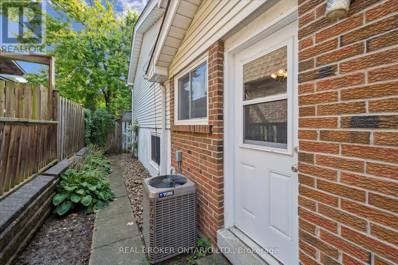 10 Northwood Crescent, Guelph, Ontario  N1H 6Z4 - Photo 32 - X12423207
