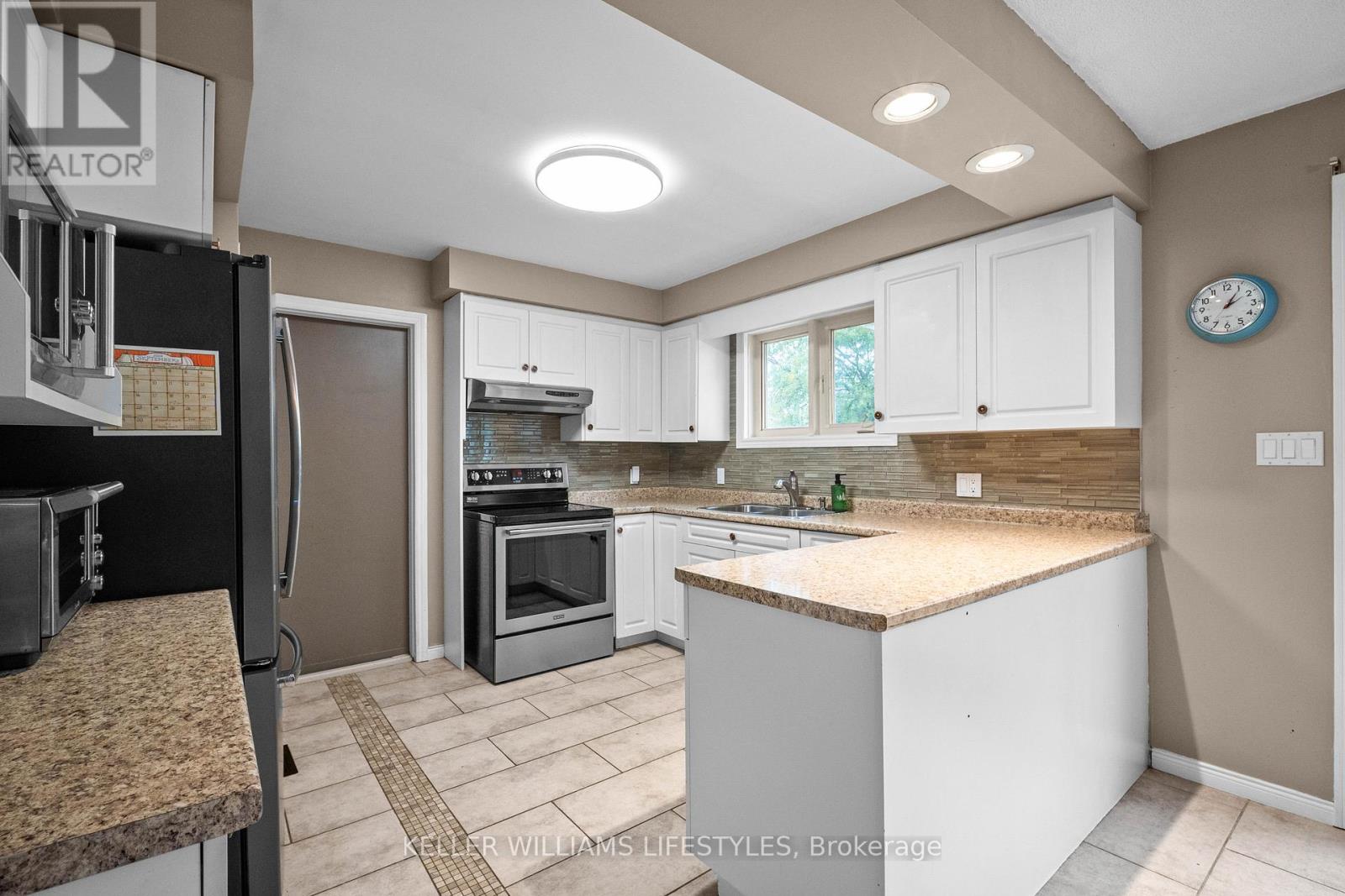 11 Eureka Street, Lambton Shores, Ontario  N0N 1J0 - Photo 11 - X12423127