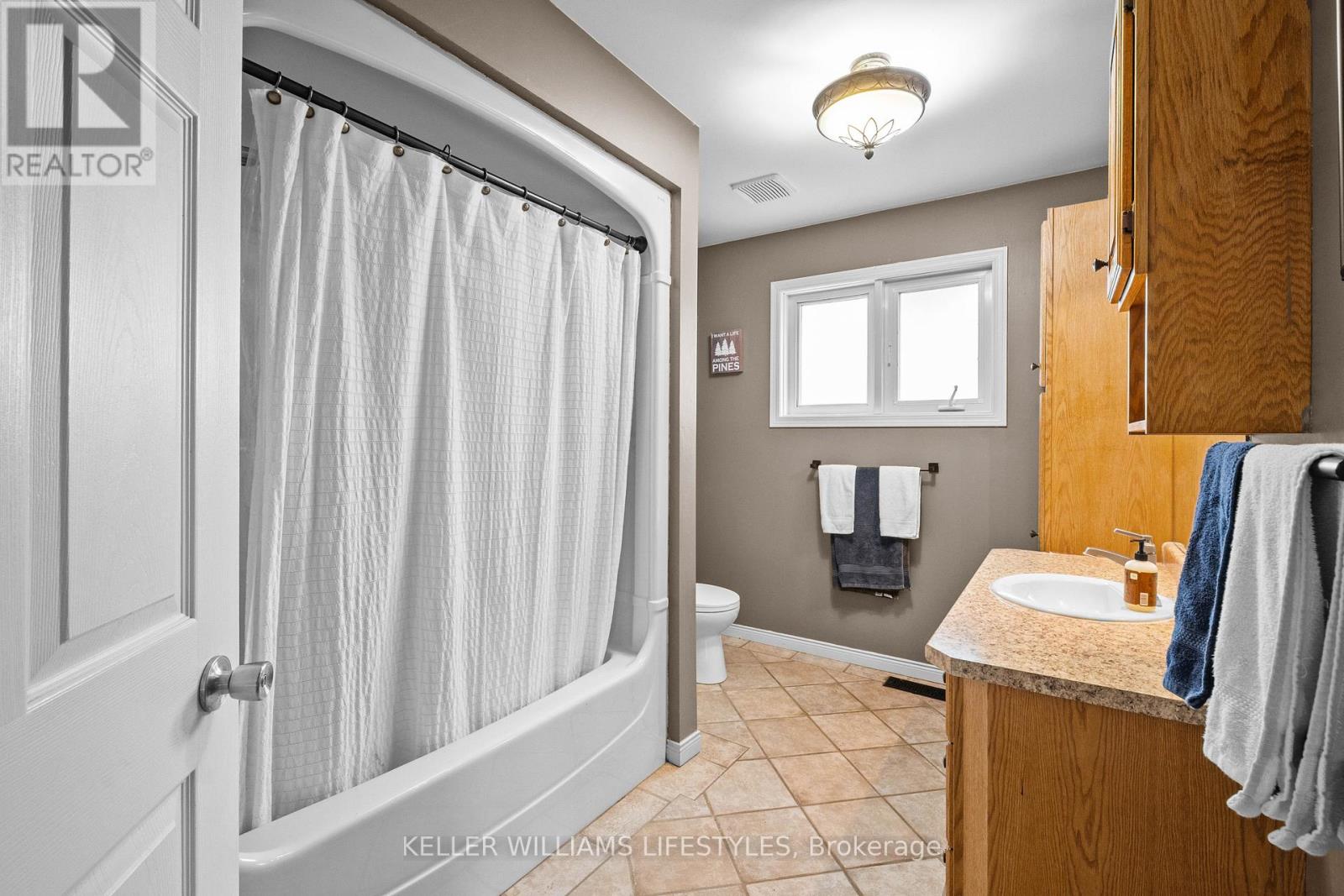 11 Eureka Street, Lambton Shores, Ontario  N0N 1J0 - Photo 19 - X12423127