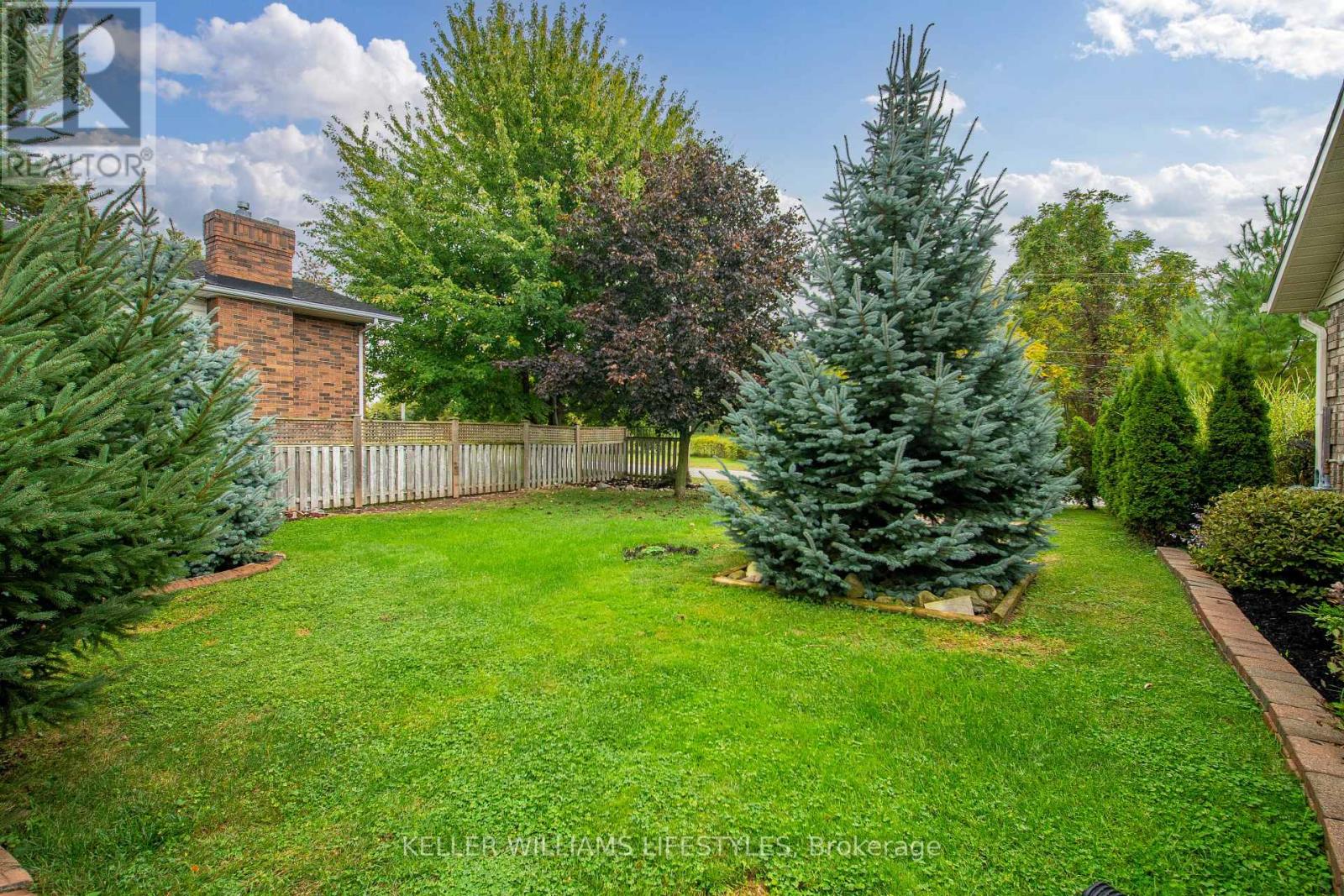 11 Eureka Street, Lambton Shores, Ontario  N0N 1J0 - Photo 37 - X12423127