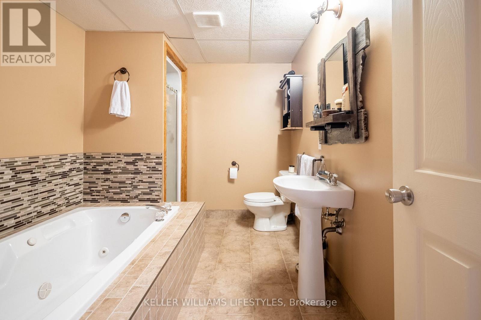 11 Eureka Street, Lambton Shores, Ontario  N0N 1J0 - Photo 26 - X12423127