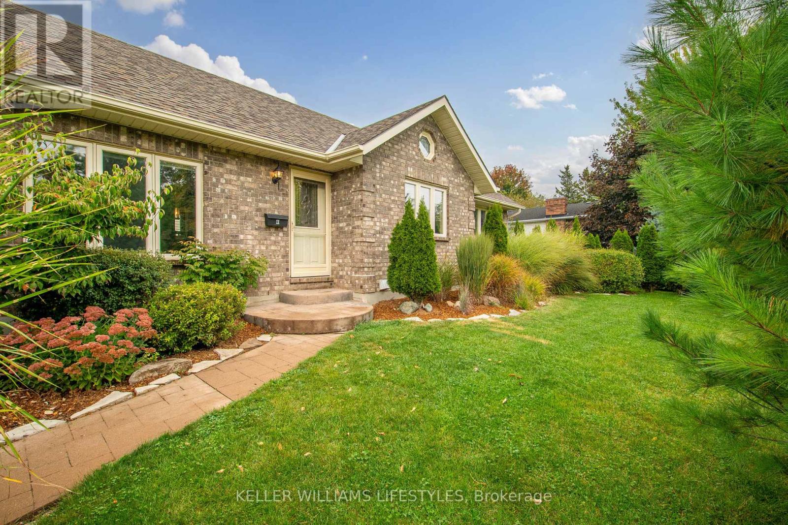 11 Eureka Street, Lambton Shores, Ontario  N0N 1J0 - Photo 3 - X12423127