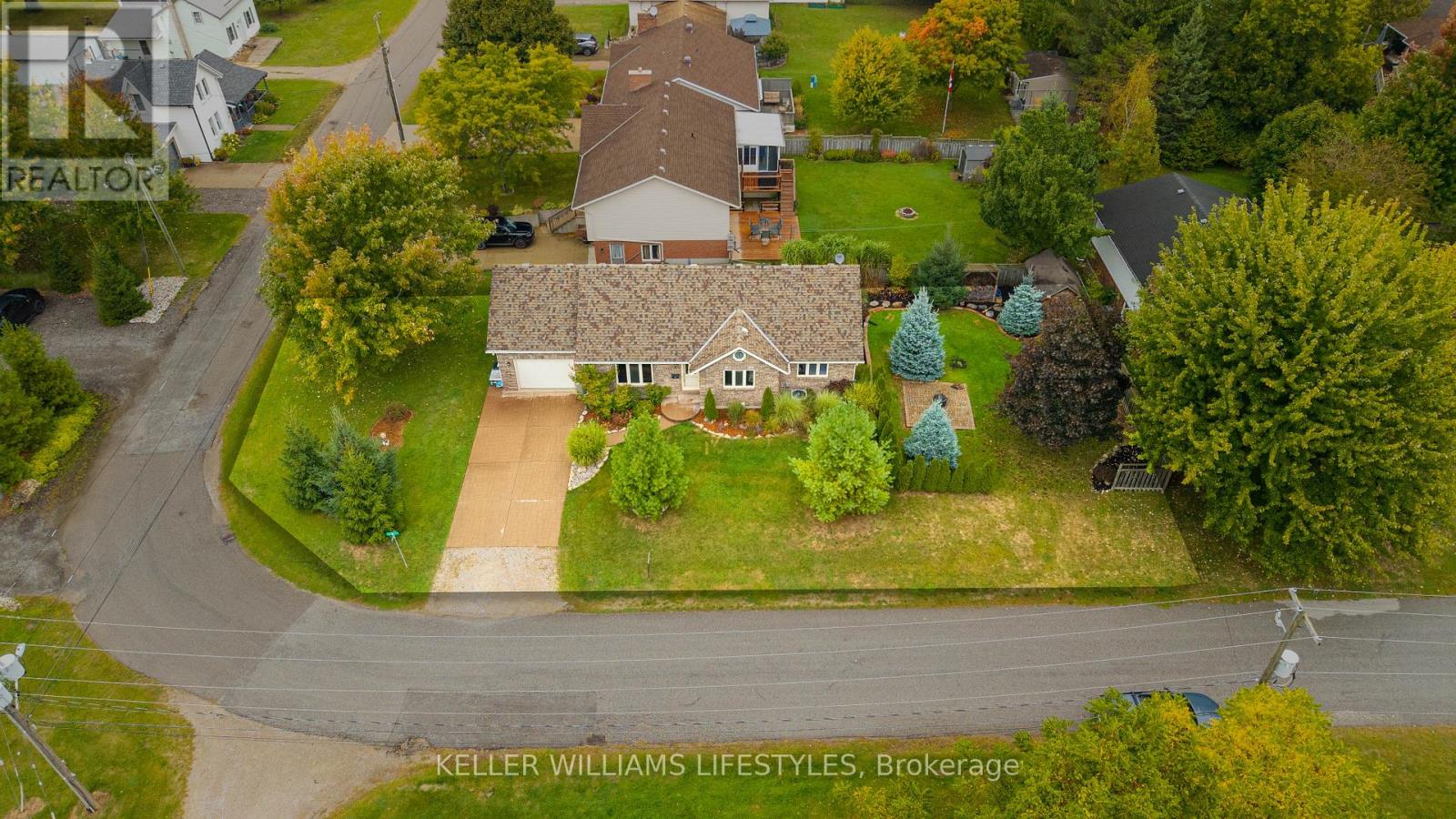 11 Eureka Street, Lambton Shores, Ontario  N0N 1J0 - Photo 39 - X12423127