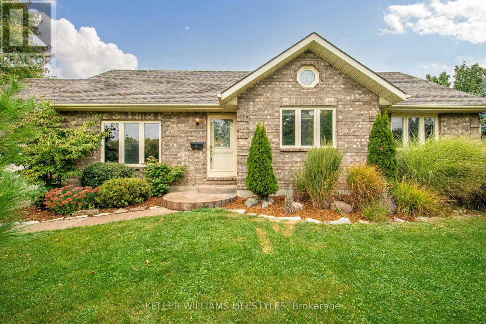 11 Eureka Street, Lambton Shores, Ontario  N0N 1J0 - Photo 4 - X12423127