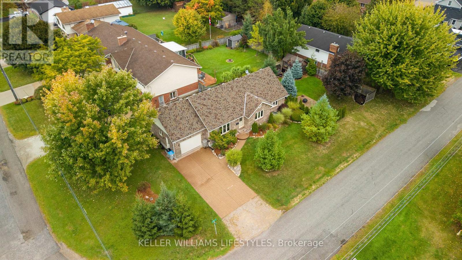 11 Eureka Street, Lambton Shores, Ontario  N0N 1J0 - Photo 40 - X12423127