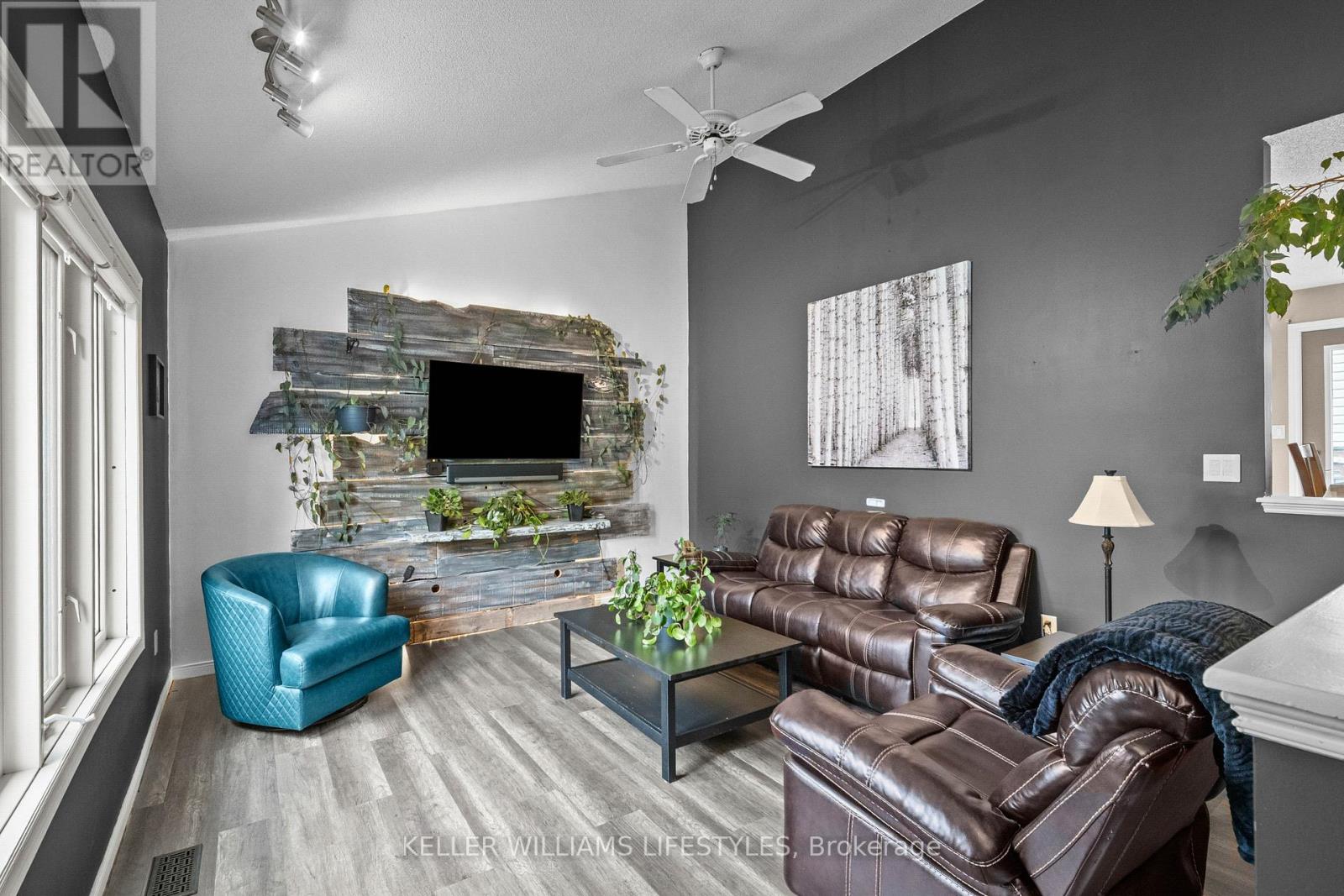 11 Eureka Street, Lambton Shores, Ontario  N0N 1J0 - Photo 5 - X12423127
