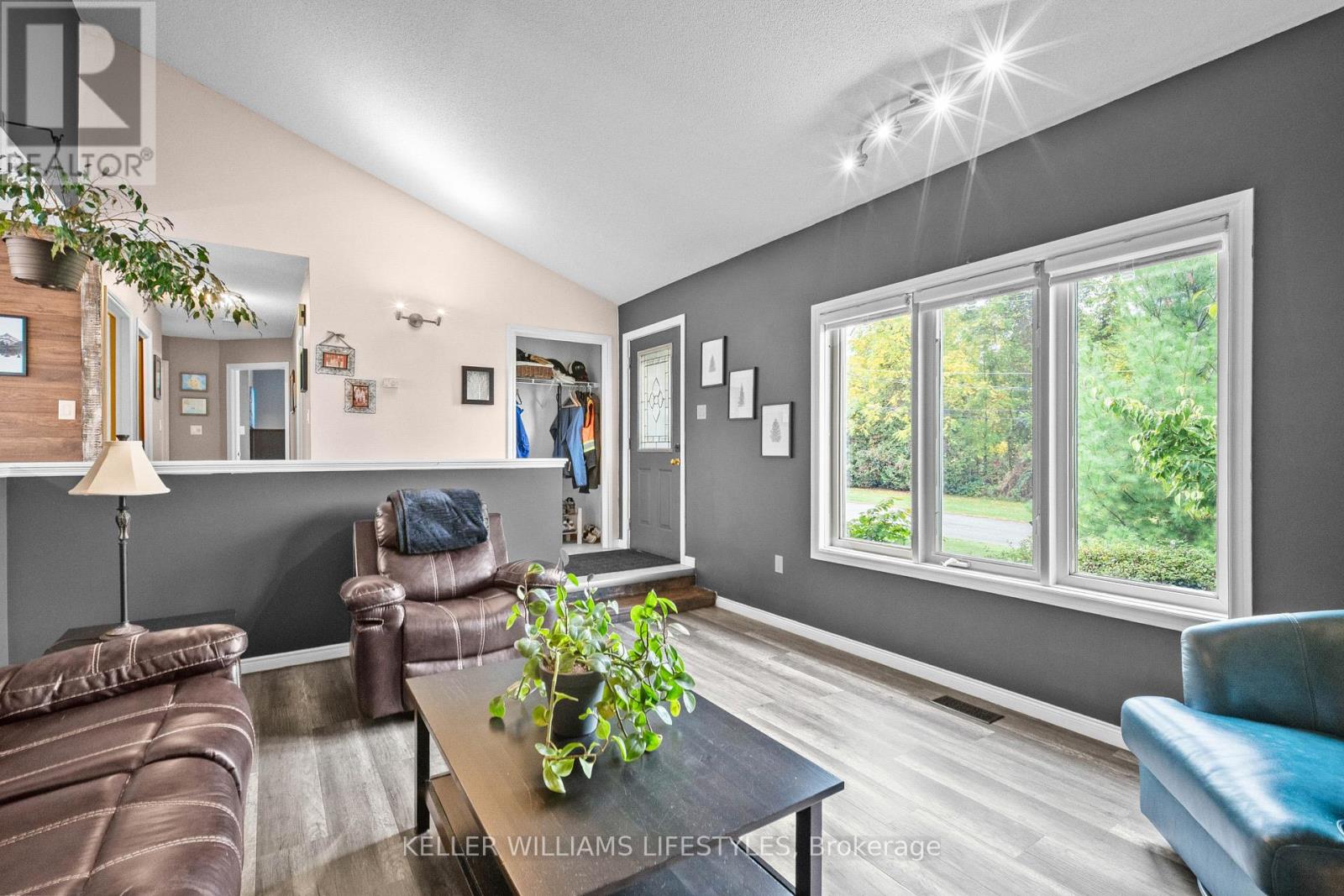 11 Eureka Street, Lambton Shores, Ontario  N0N 1J0 - Photo 8 - X12423127