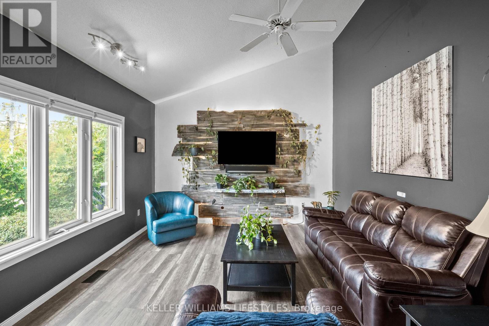 11 Eureka Street, Lambton Shores, Ontario  N0N 1J0 - Photo 7 - X12423127