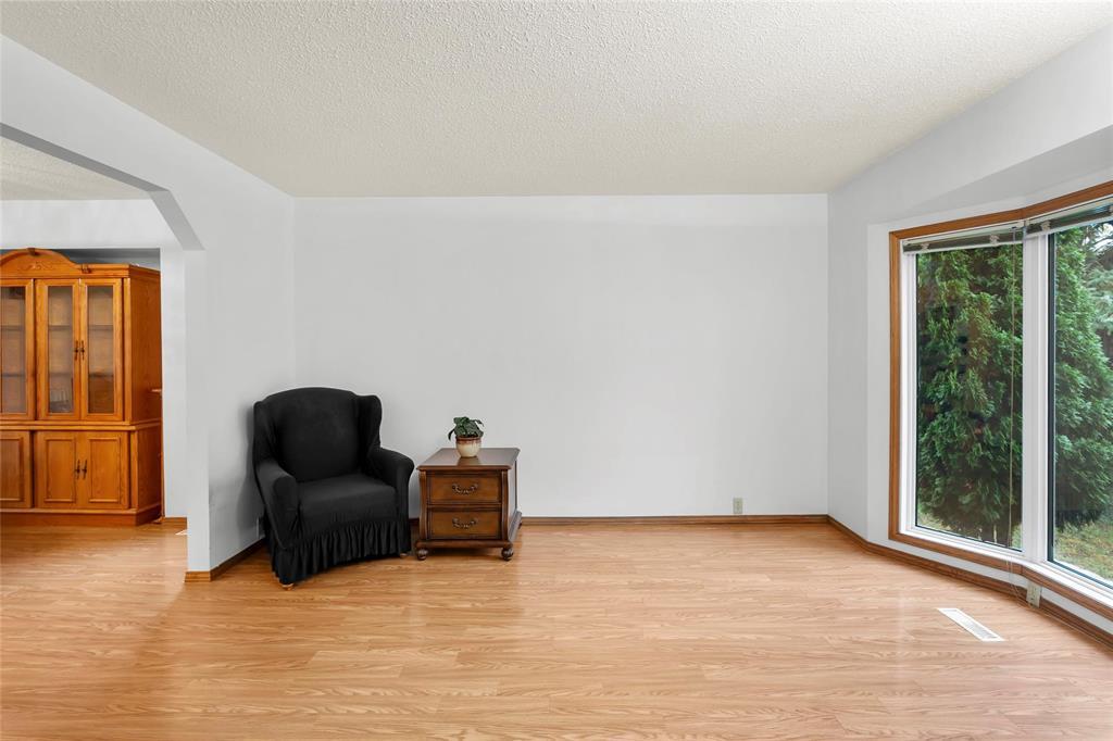 23 Oakhurst Crescent, Winnipeg, Manitoba  R2P 2L7 - Photo 3 - 202524870