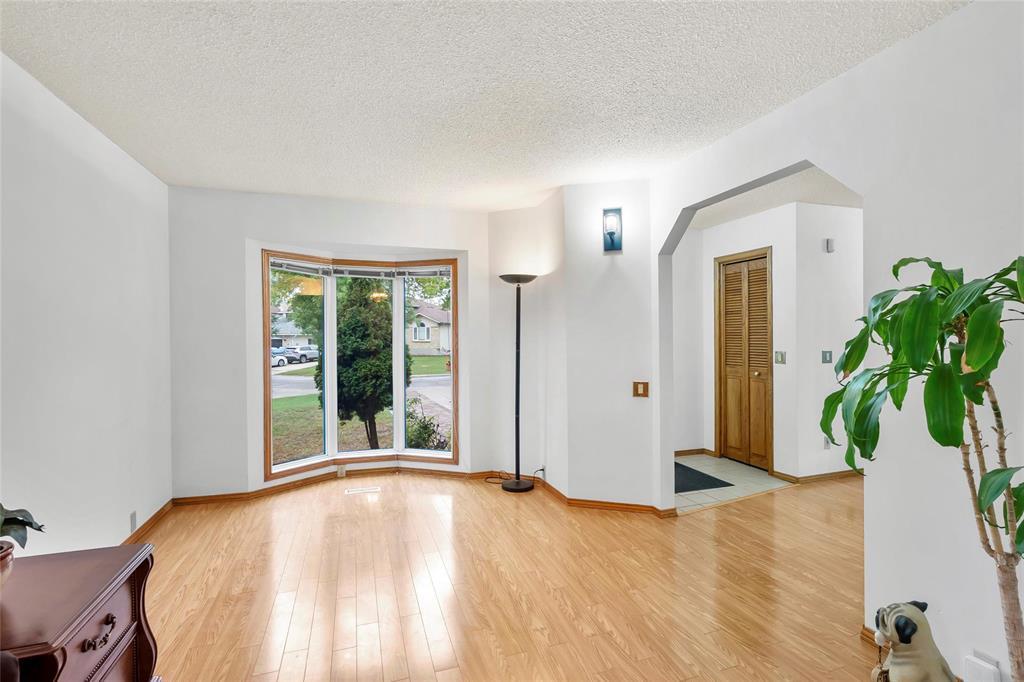 23 Oakhurst Crescent, Winnipeg, Manitoba  R2P 2L7 - Photo 4 - 202524870