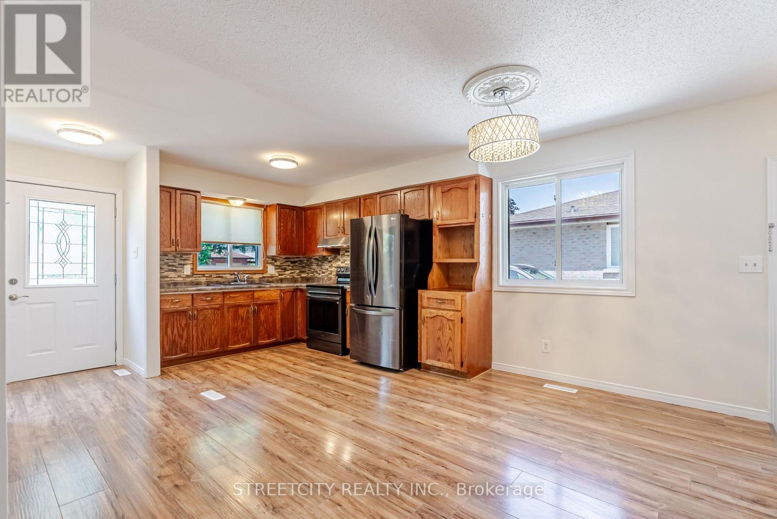 20 Fairchild Crescent, London South, Ontario  N6E 3E2 - Photo 11 - X12423570