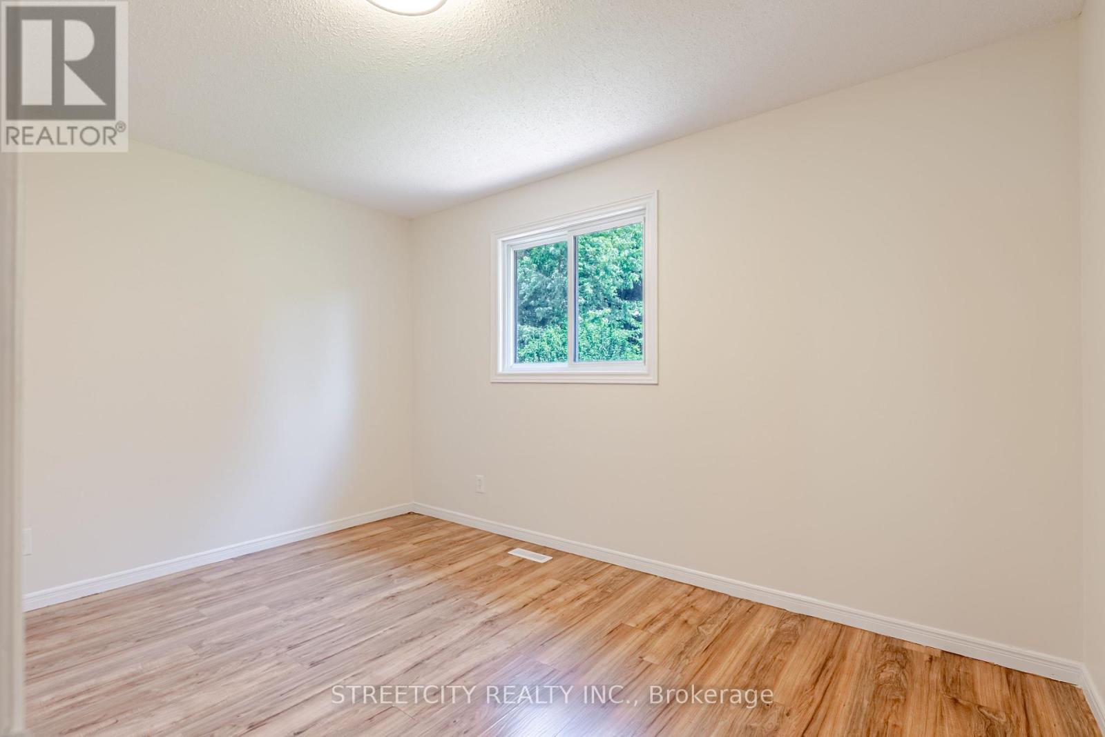 20 Fairchild Crescent, London South, Ontario  N6E 3E2 - Photo 26 - X12423570