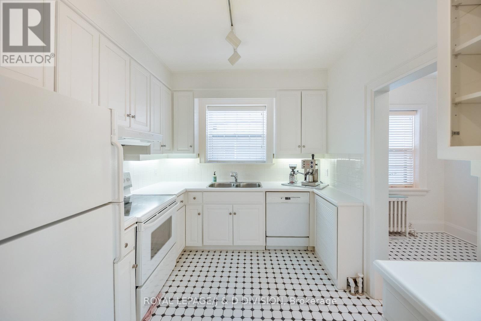 4 Highbourne Road, Toronto, Ontario  M5P 2J2 - Photo 10 - C12423382