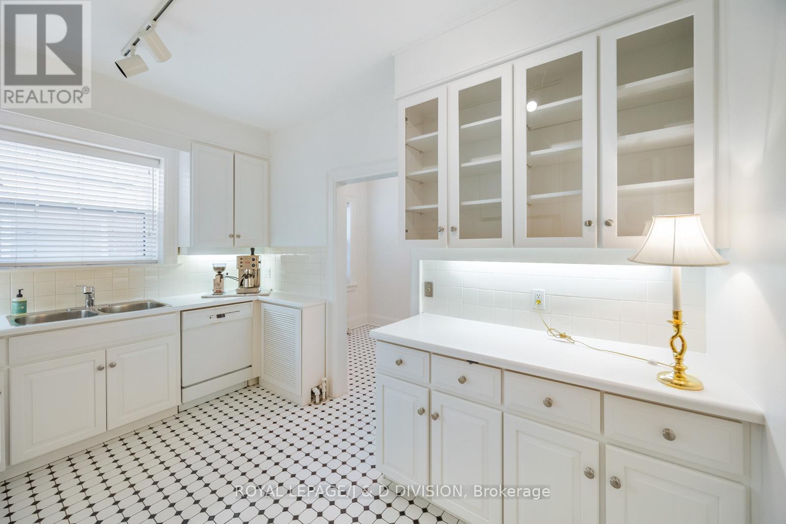 4 Highbourne Road, Toronto, Ontario  M5P 2J2 - Photo 11 - C12423382