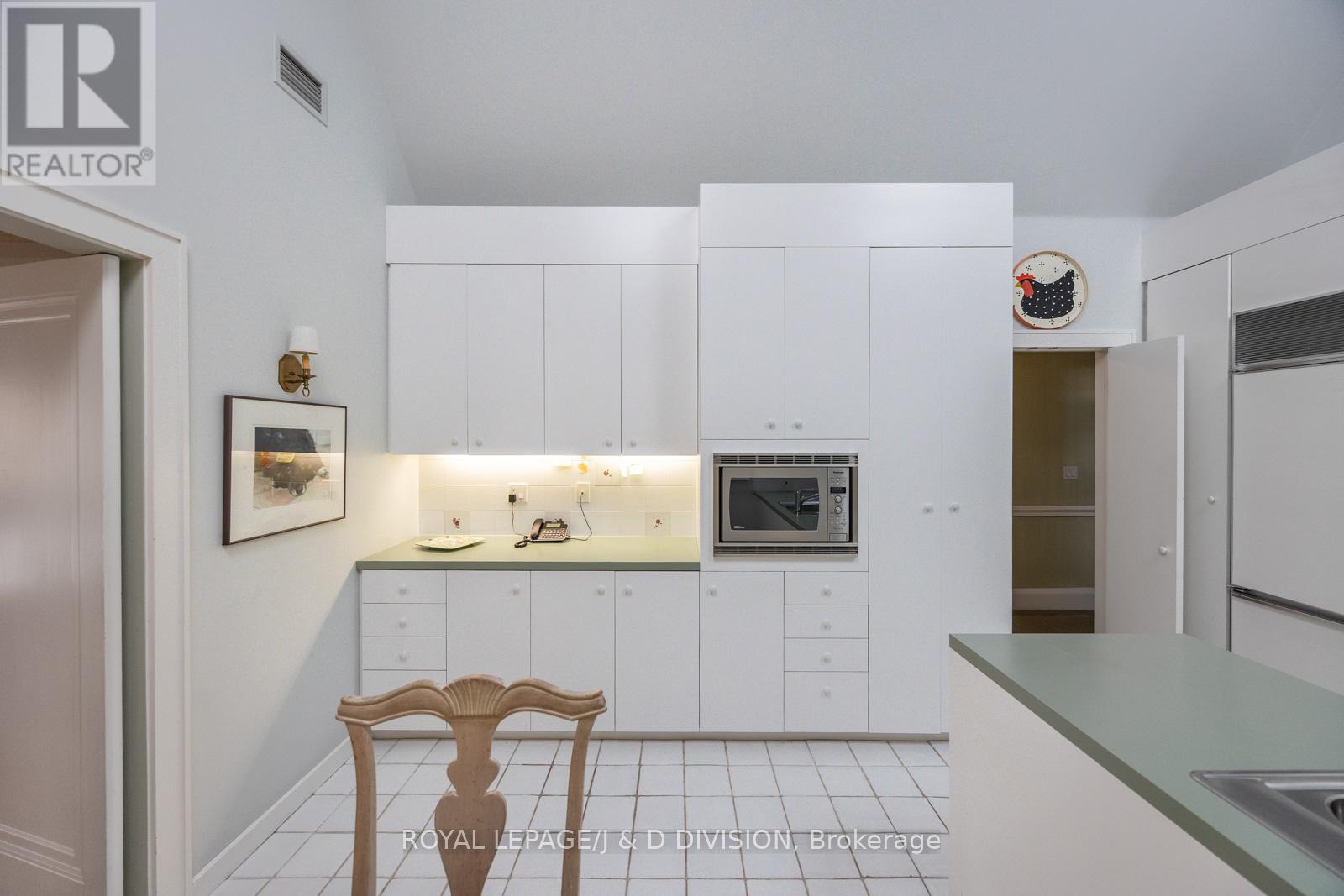 4 Highbourne Road, Toronto, Ontario  M5P 2J2 - Photo 33 - C12423382