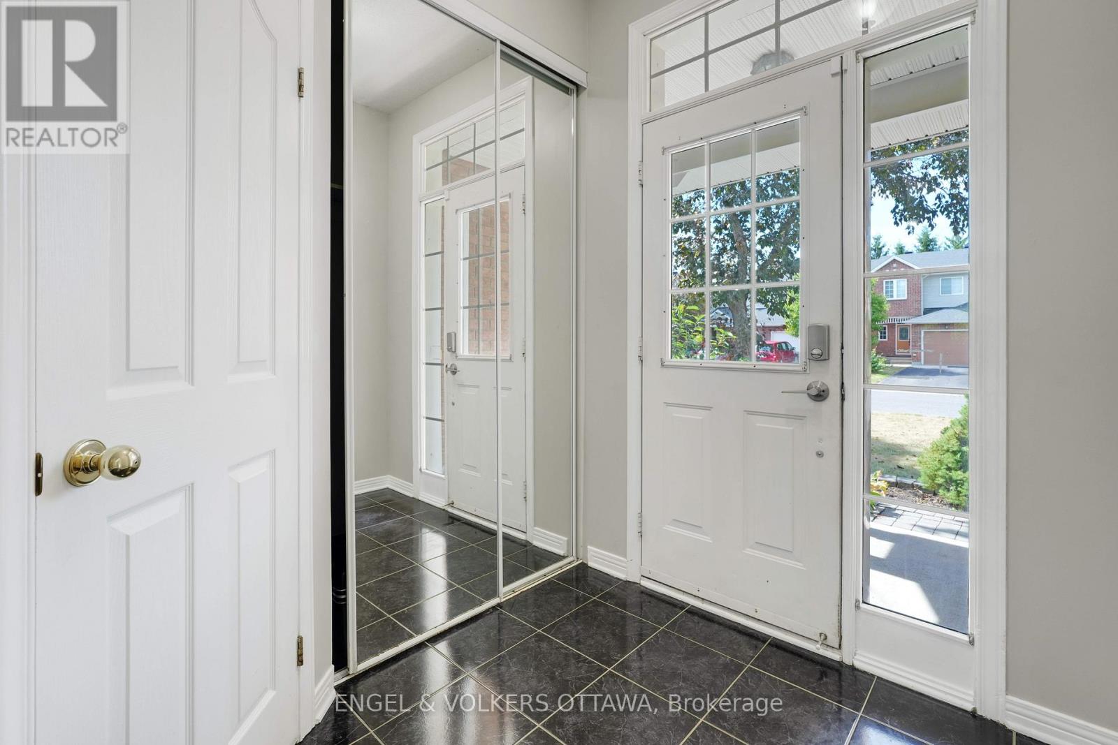 551 Wild Shore Crescent, Ottawa, Ontario  K1V 1S9 - Photo 4 - X12423462