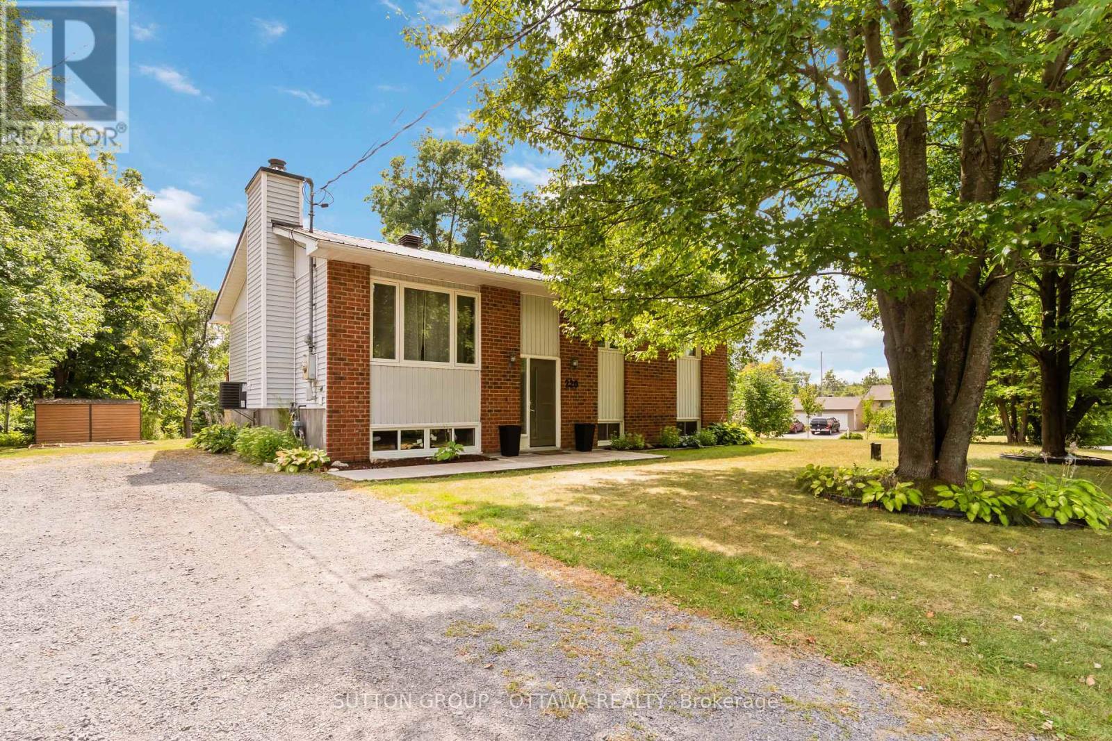 <h3>$589,000</h3><p>220 Agathe Street, Clarence-Rockland, Ontario</p>