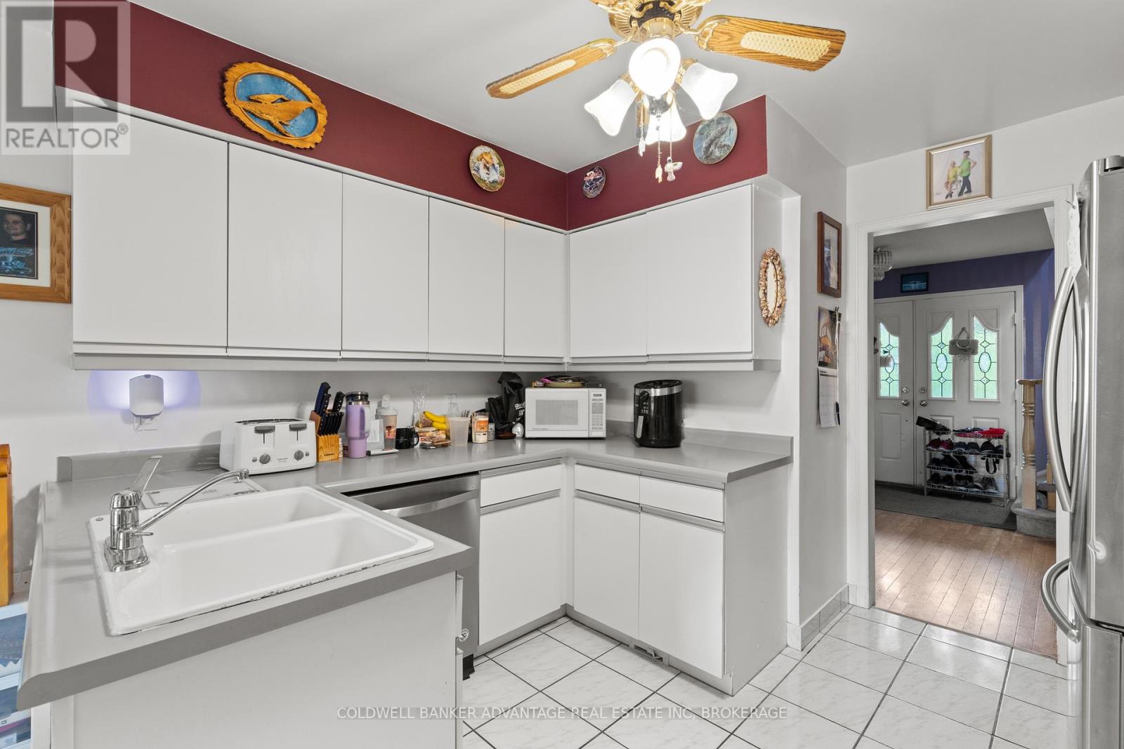 35 Woodrush Avenue, Welland, Ontario  L3C 6S6 - Photo 5 - X12423461