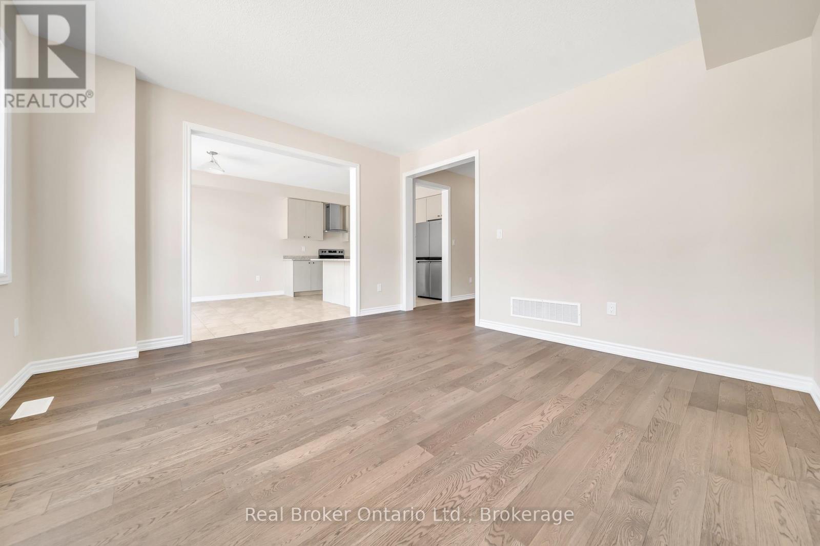 216 Vanilla Trail, Thorold, Ontario  L2E 6S4 - Photo 11 - X12423521