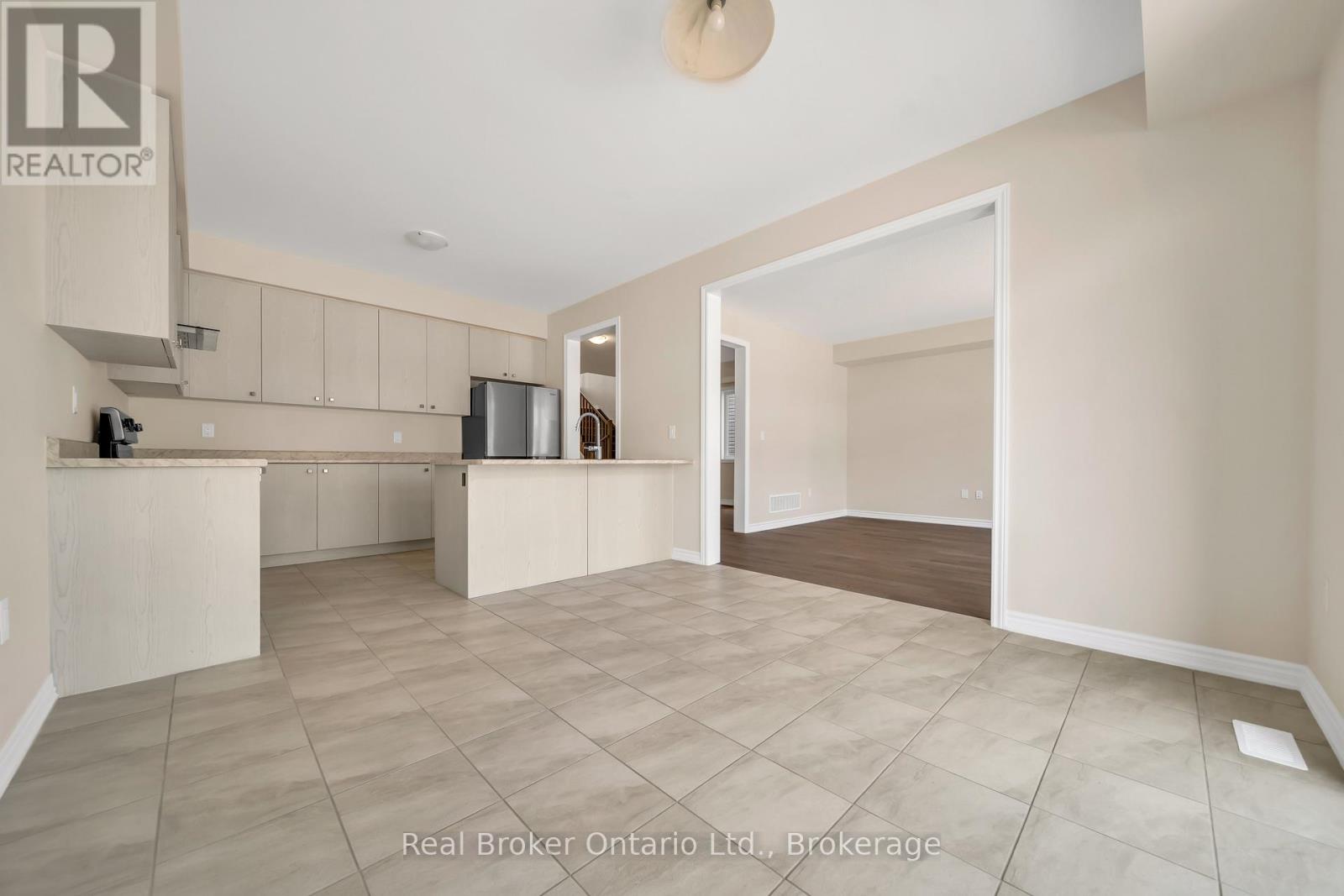 216 Vanilla Trail, Thorold, Ontario  L2E 6S4 - Photo 18 - X12423521