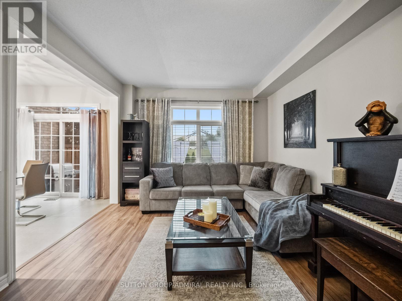 79 Watkins Glen Crescent, Aurora, Ontario  L4G 7S6 - Photo 5 - N12423379