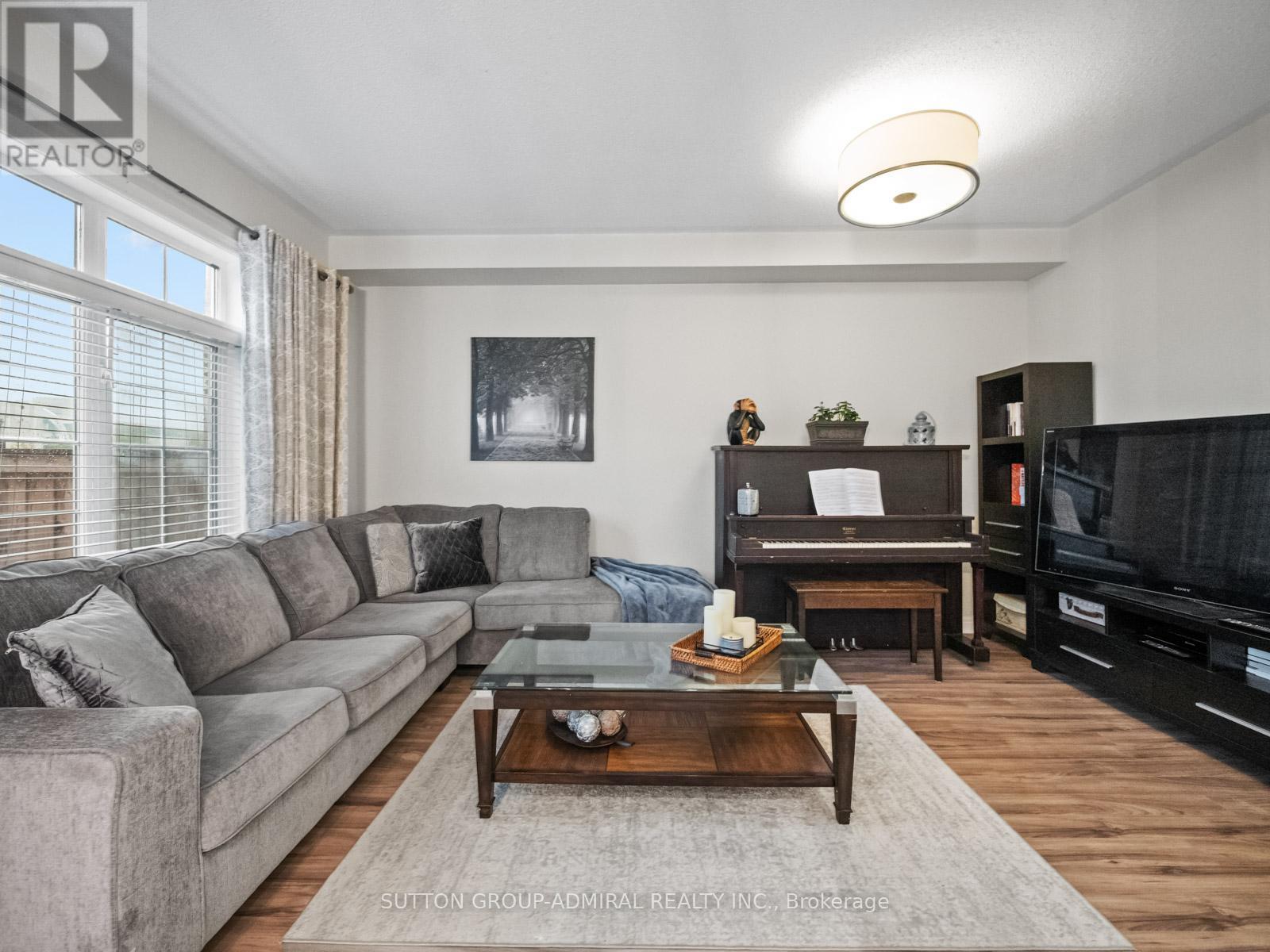 79 Watkins Glen Crescent, Aurora, Ontario  L4G 7S6 - Photo 6 - N12423379