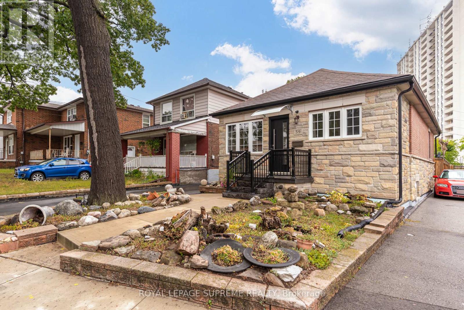 59 Buttonwood Avenue, Toronto, Ontario  M6M 2H9 - Photo 4 - W12423371