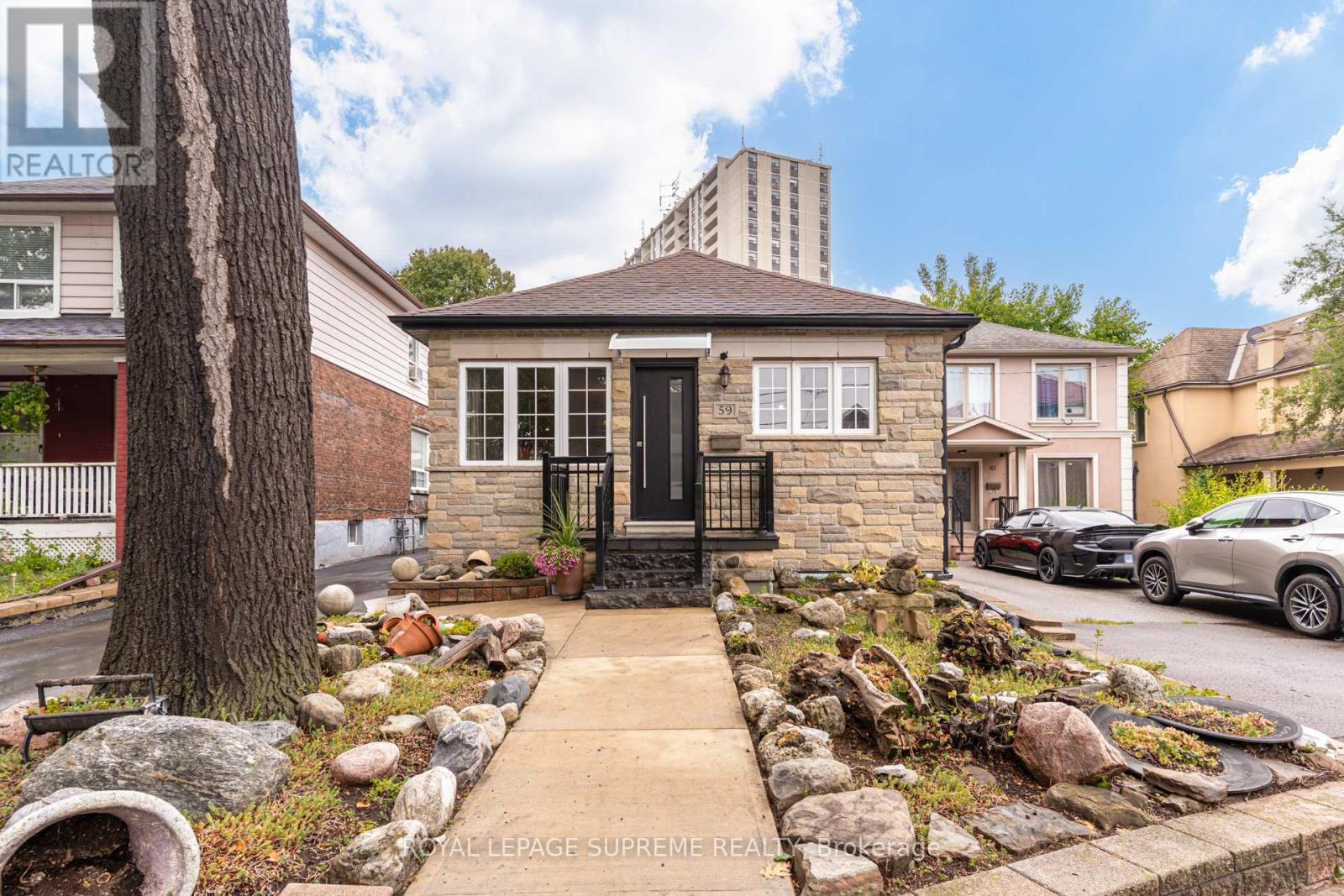 59 Buttonwood Avenue, Toronto, Ontario  M6M 2H9 - Photo 5 - W12423371