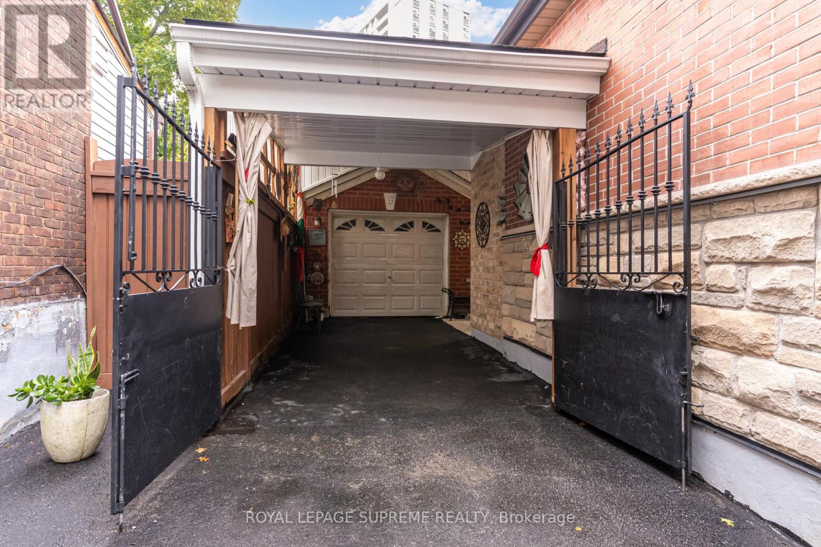 59 Buttonwood Avenue, Toronto, Ontario  M6M 2H9 - Photo 7 - W12423371