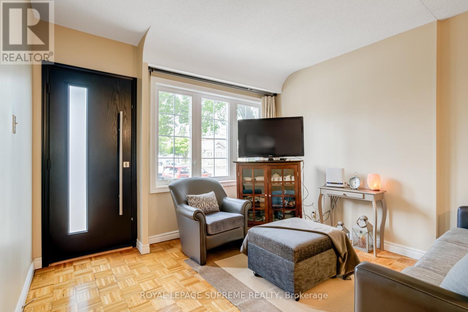 59 Buttonwood Avenue, Toronto, Ontario  M6M 2H9 - Photo 8 - W12423371
