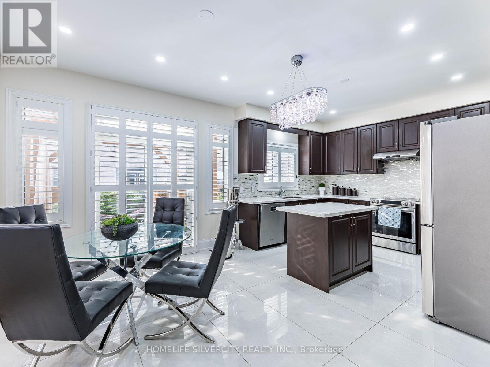 16 Cloncurry Street E, Brampton, Ontario  L6P 4G3 - Photo 12 - W12423381