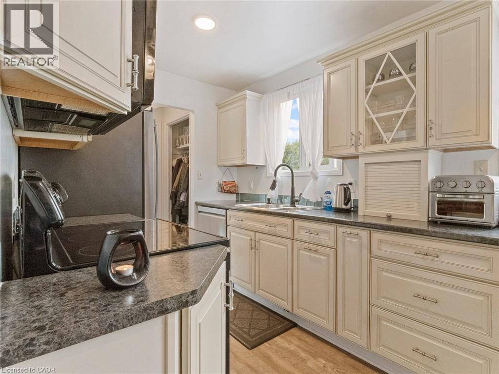 47 Canterbury Drive, St. Catharines, Ontario  L2P 3M6 - Photo 3 - 40772956