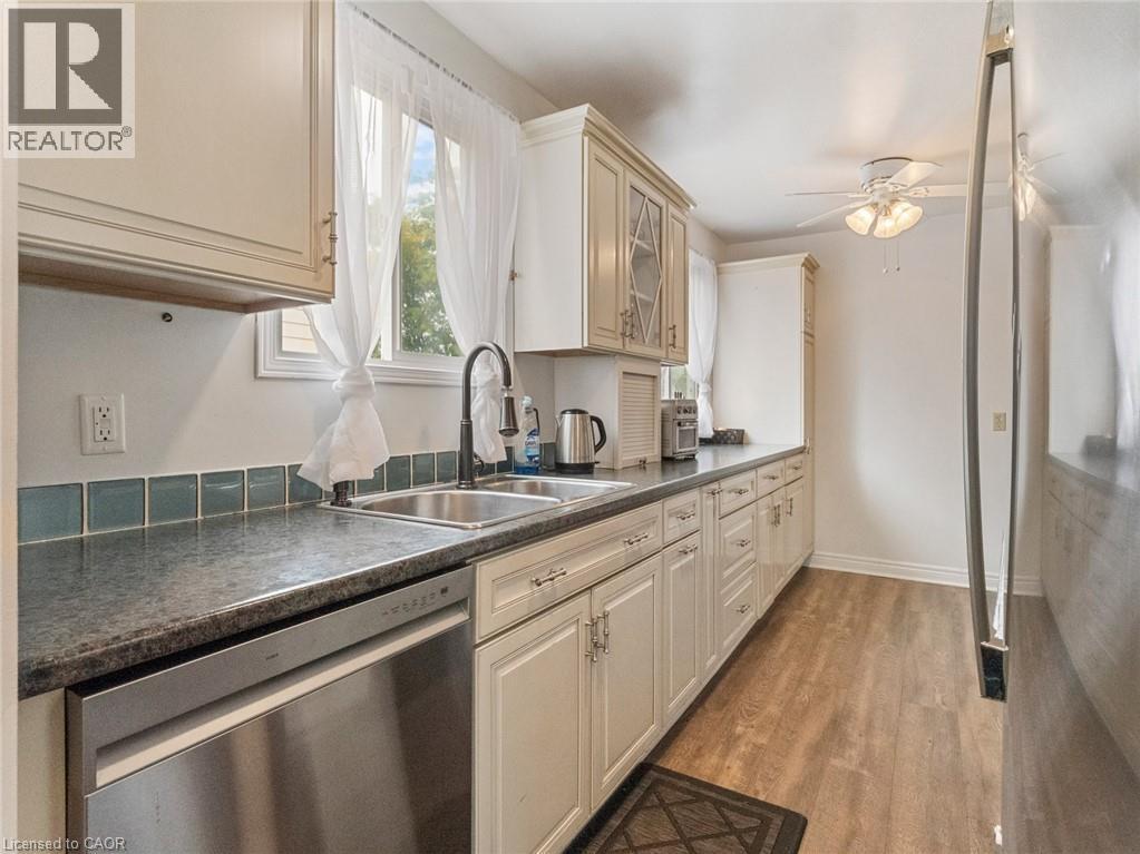 47 Canterbury Drive, St. Catharines, Ontario  L2P 3M6 - Photo 4 - 40772956