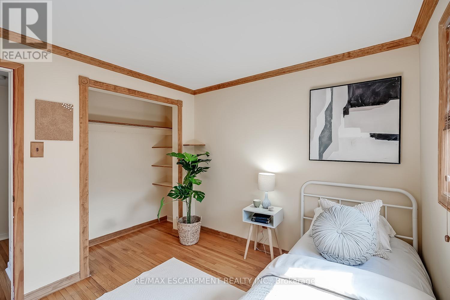 652 Ardleigh Crescent, Burlington, Ontario  L7L 4K8 - Photo 21 - W12423400