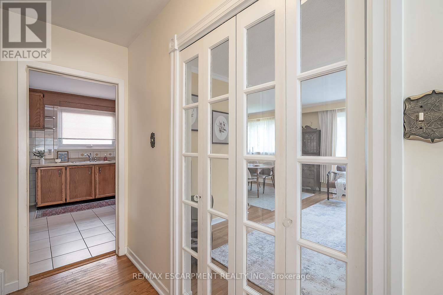 652 Ardleigh Crescent, Burlington, Ontario  L7L 4K8 - Photo 7 - W12423400