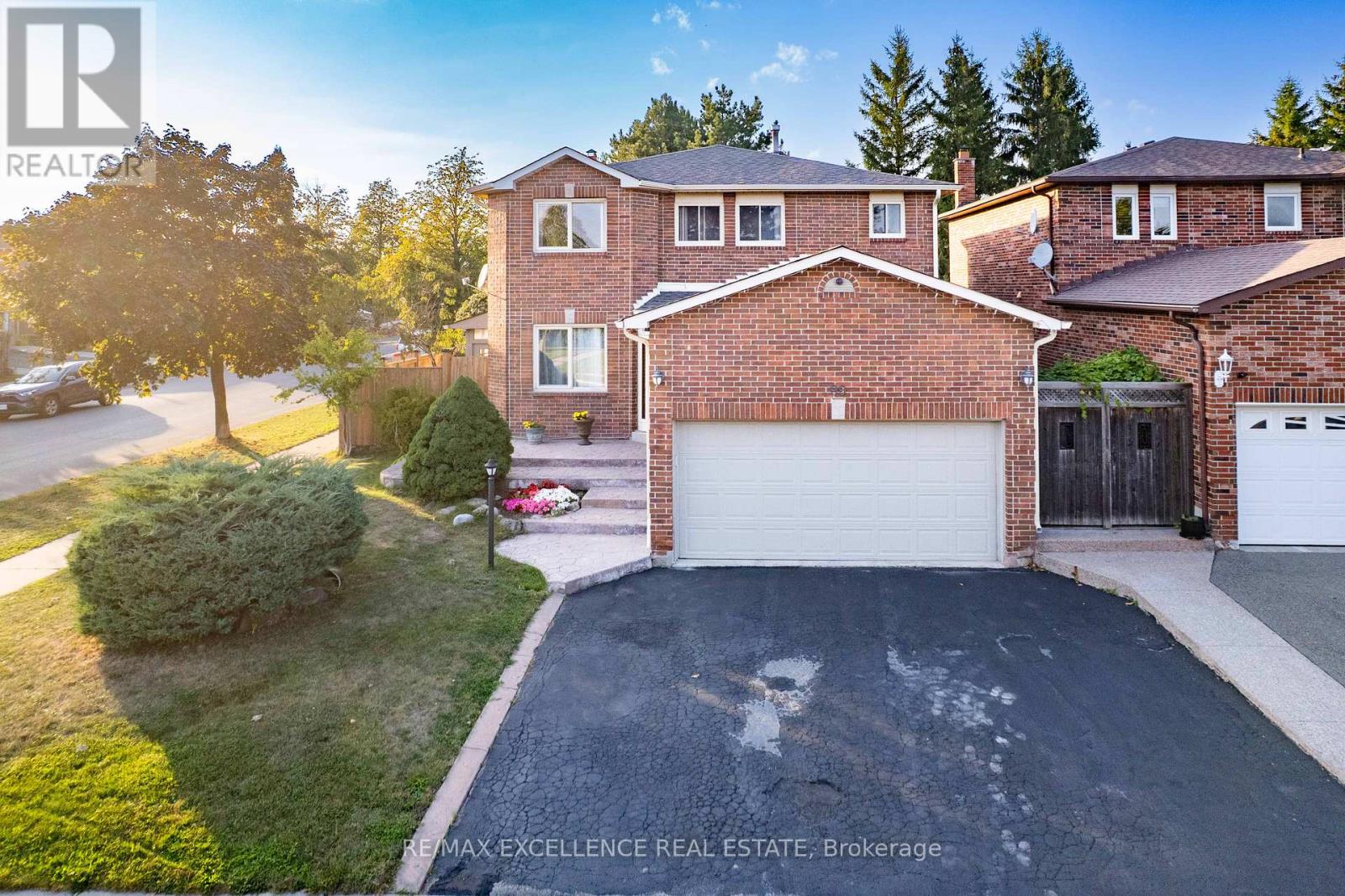 99 Castlehill Road, Brampton, Ontario  L6X 4C3 - Photo 3 - W12417623